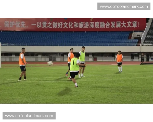 赛事报道团队全力聚焦赛事进程 精准传递现场实况与精彩瞬间